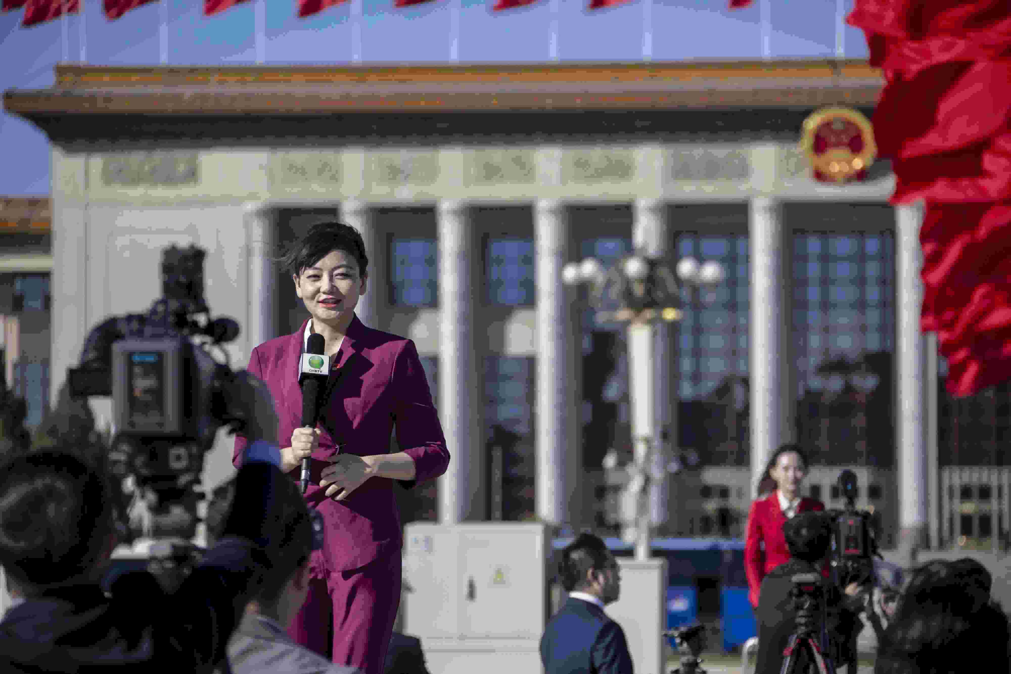 △ 2022年10月22日，北京人民大會堂，中國共產(chǎn)黨第二十次全國代表大會勝利閉幕，媒體記者戶外進行現(xiàn)場報道。