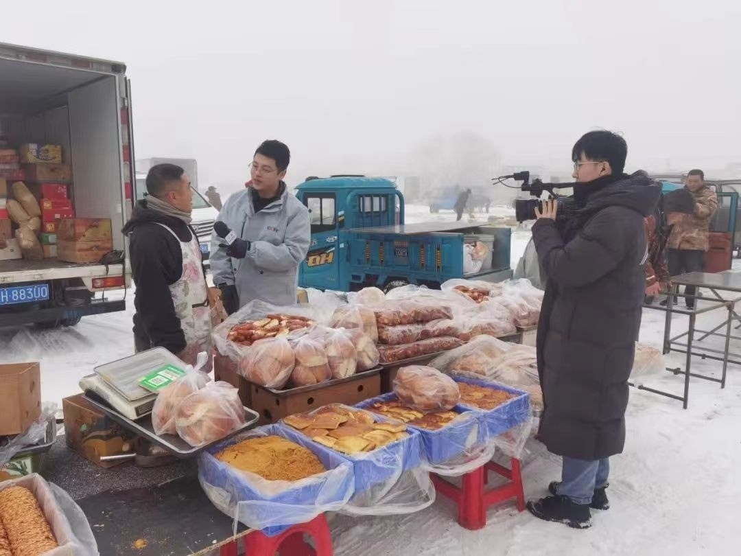 △ 2024年1月1日，在中央廣播電視總臺中央電視臺《新年新愿》報道中，遼寧營口鲅魚圈區(qū)大集賣餅干的小哥憨態(tài)可掬的表情、生機勃勃的臉龐、充滿煙火氣的新年愿望，讓他火爆出圈。