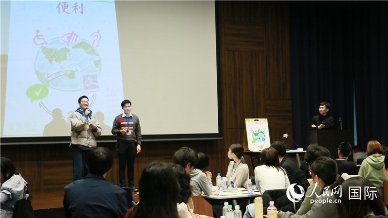 學(xué)生們發(fā)表小組討論成果。人民網(wǎng) 許可攝