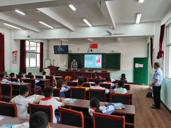 安全知識(shí)宣傳進(jìn)校園。將樂(lè)縣農(nóng)業(yè)農(nóng)村局供圖