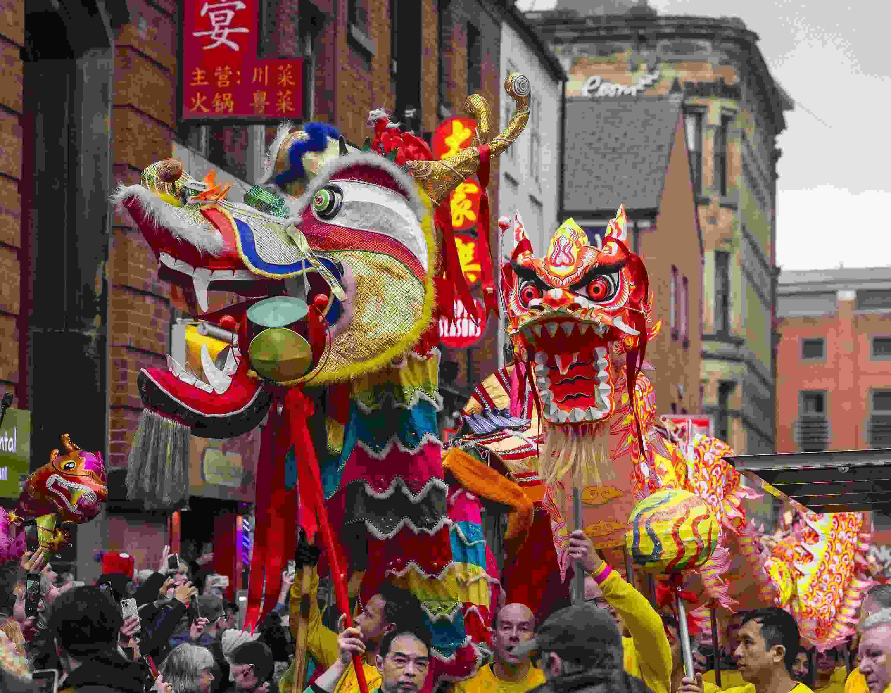 △ 當(dāng)?shù)貢r(shí)間2024年2月11日，英國曼徹斯特，表演者進(jìn)入中國城，參加中國農(nóng)歷龍年春節(jié)的慶?；顒?dòng)。