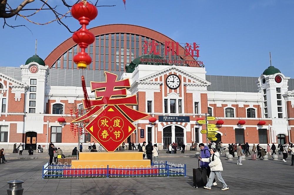 △ 2024年2月17日，沈陽站，人們拉著大大小小的行李箱，踏上了龍年新征程。