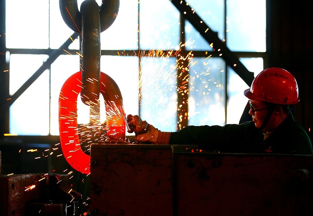 △ 2024年2月17日，青島市，即墨區(qū)靈山街道一家錨鏈企業(yè)，工人正在忙碌。