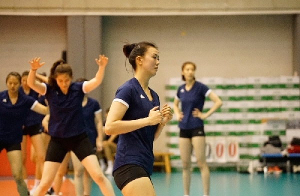 張常寧（右二）在訓(xùn)練中。人民網(wǎng)記者李乃妍攝