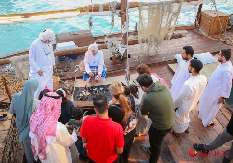 游客了解采珠工作。人民網(wǎng) 塔里克·易卜拉欣攝