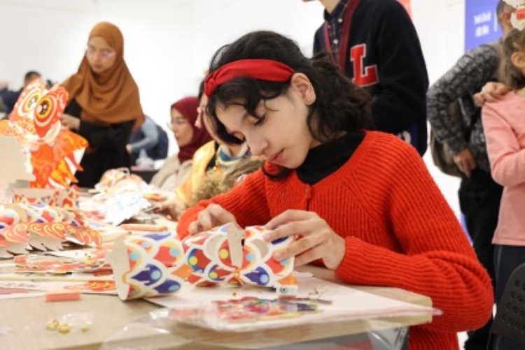 參與者在制作元宵彩燈。拉巴特中國文化中心供圖