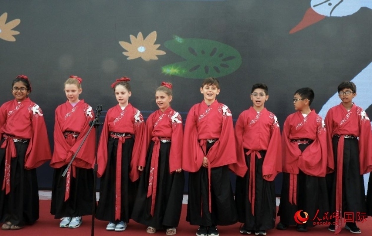 來自世界各地的小朋友一同誦讀中國古詩。人民網(wǎng) 滕婧含攝