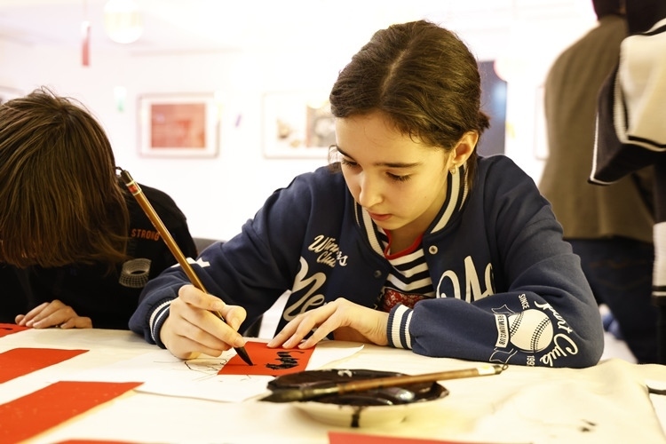 羅馬尼亞小朋友書(shū)寫毛筆字。中國(guó)文化中心供圖