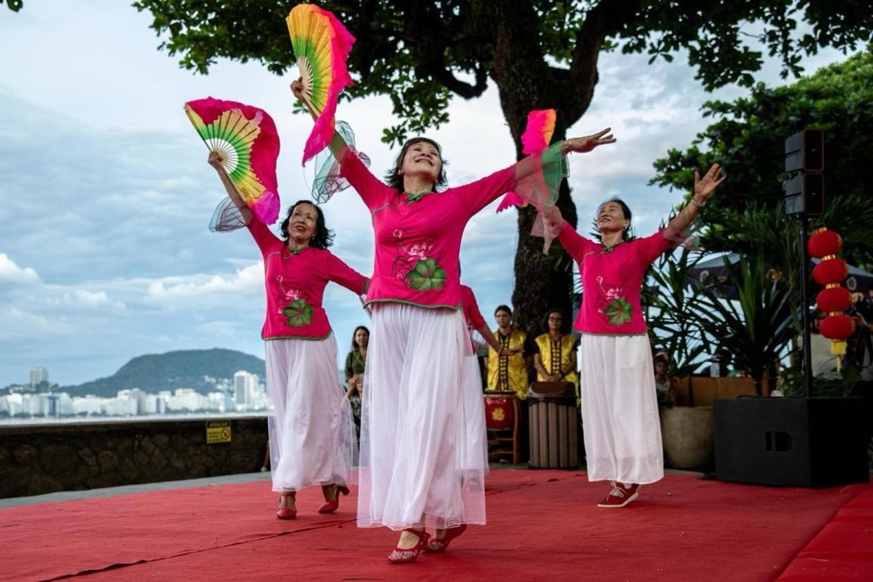 當(dāng)?shù)貢r間2月24日晚，2024年元宵節(jié)慶?；顒釉诎臀骼锛s熱內(nèi)盧市科帕卡巴納要塞舉辦。巴西山河文化促進中心供圖