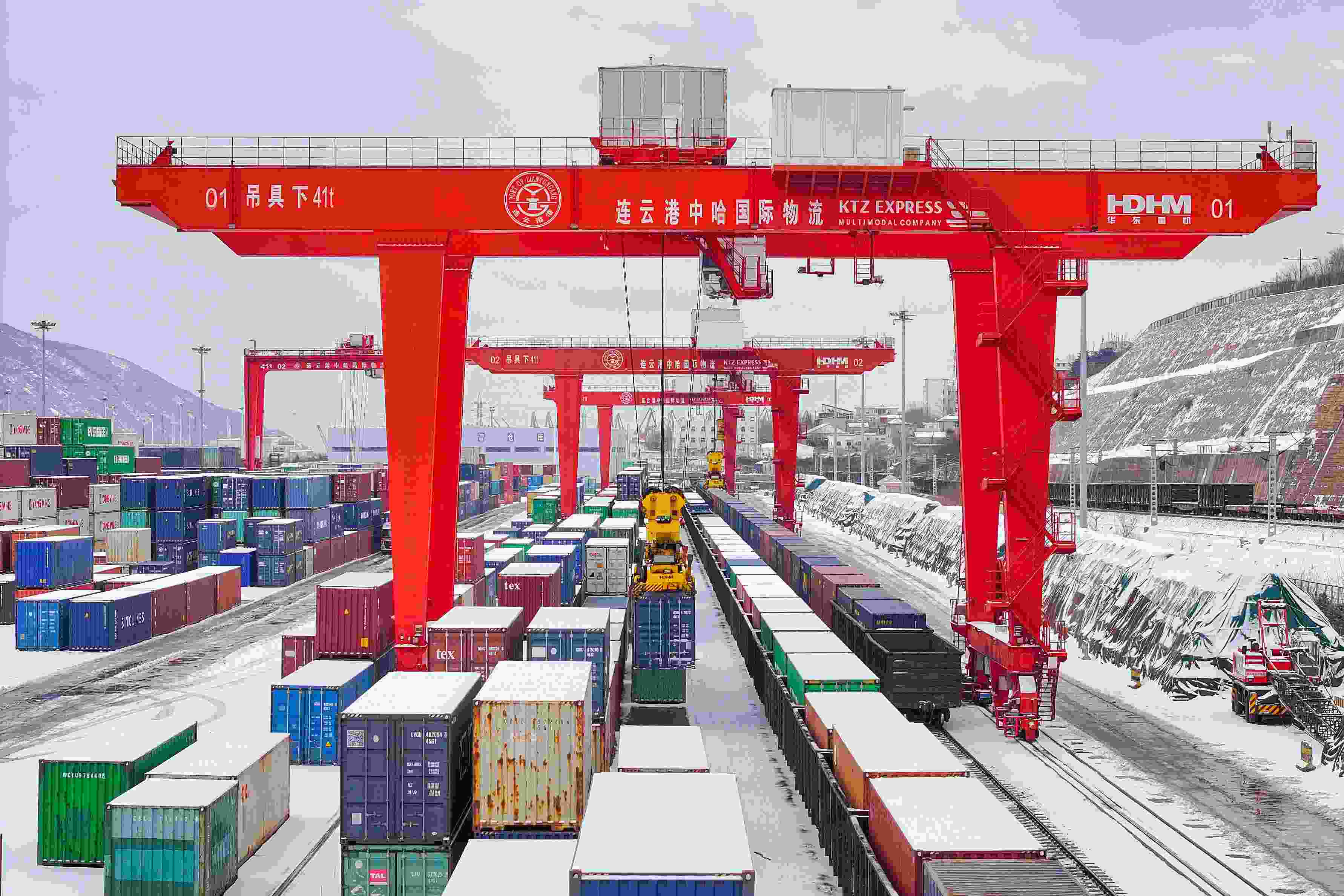 2024年2月22日，江蘇省連云港市中哈連云港物流合作基地，大型機械正在吊裝集裝箱。