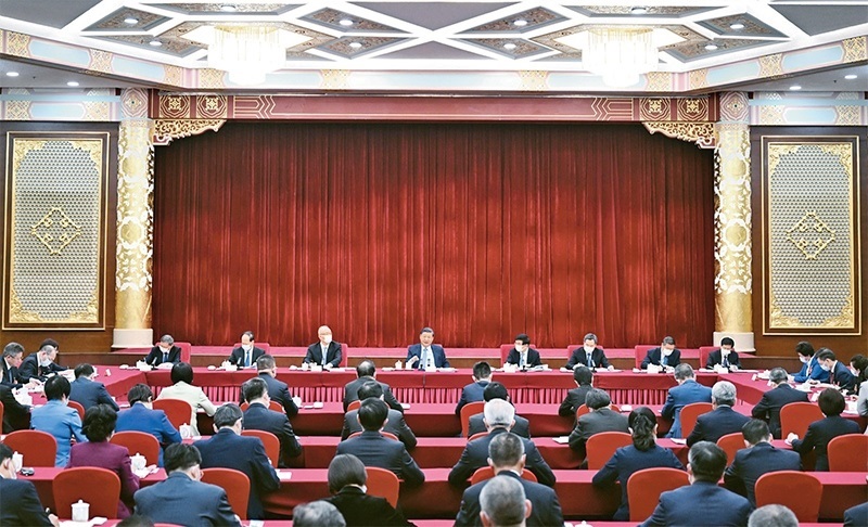 2023年3月6日，中共中央總書記、國家主席、中央軍委主席習近平看望參加全國政協(xié)十四屆一次會議的民建、工商聯(lián)界委員，并參加聯(lián)組會，聽取意見和建議。中共中央政治局常委、全國政協(xié)十四屆一次會議主席團會議主持人王滬寧，中共中央政治局常委蔡奇、丁薛祥參加看望和討論。 新華社記者 謝環(huán)馳/攝