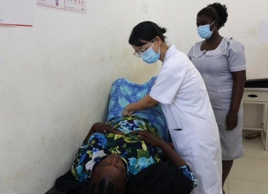 2023年2月27日，在塞拉利昂首都弗里敦，一名中國(guó)醫(yī)療隊(duì)的醫(yī)生正在為患者檢查身體。