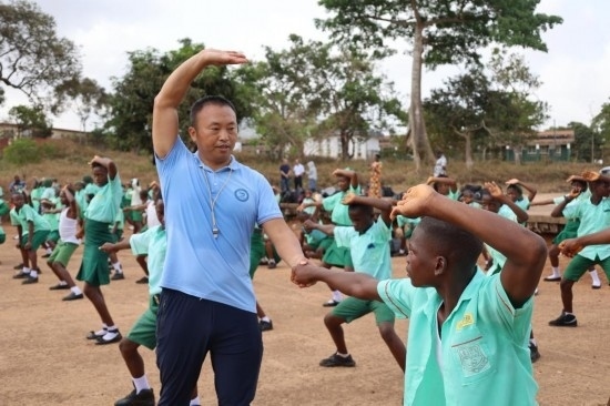2月20日，在塞拉利昂首都弗里敦，來(lái)自塞拉利昂大學(xué)孔子學(xué)院的武術(shù)教師劉偉在為當(dāng)?shù)貙W(xué)生上武術(shù)課。