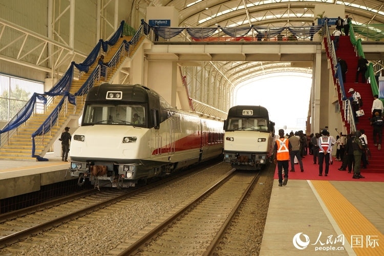 紅線車輛整裝待發(fā)。人民網(wǎng)記者 姜宣攝