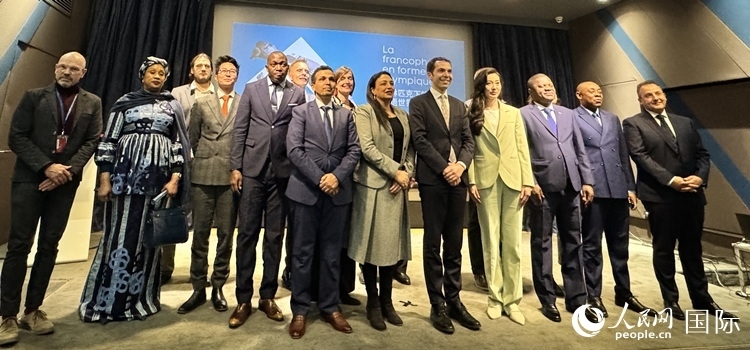 第28屆法語活動(dòng)月新聞發(fā)布會(huì)出席嘉賓合影留念。人民網(wǎng) 謝瑩攝