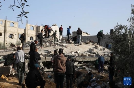  3月3日，在加沙地帶南部城市拉法，人們查看被以軍空襲破壞的建筑。新華社發(fā)（哈立德·奧馬爾攝）