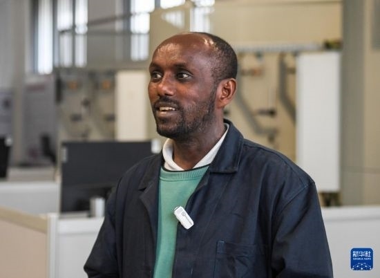 2月15日，在亞的斯亞貝巴的埃塞俄比亞聯(lián)邦職業(yè)技術(shù)培訓(xùn)學(xué)院，魯班工坊當(dāng)?shù)亟處熂s納斯·阿凱萊（中文名艾友涵）接受新華社采訪。