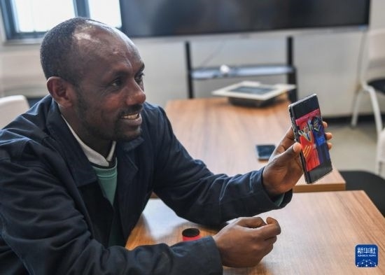 2月15日，在亞的斯亞貝巴的埃塞俄比亞聯(lián)邦職業(yè)技術(shù)培訓(xùn)學(xué)院，魯班工坊當(dāng)?shù)亟處熂s納斯·阿凱萊（中文名艾友涵）展示在中國學(xué)習(xí)時的照片。