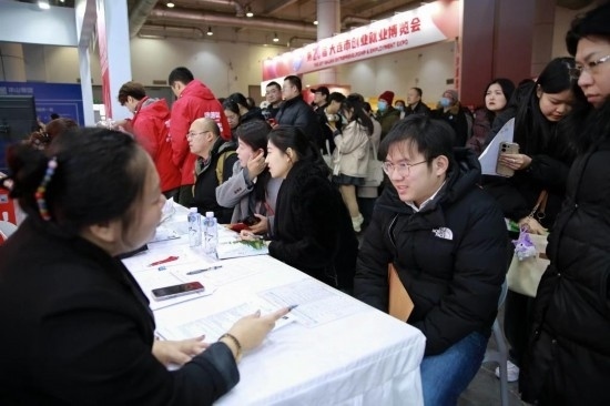 求職者與用人單位溝通交流。新華社記者 張博群 攝