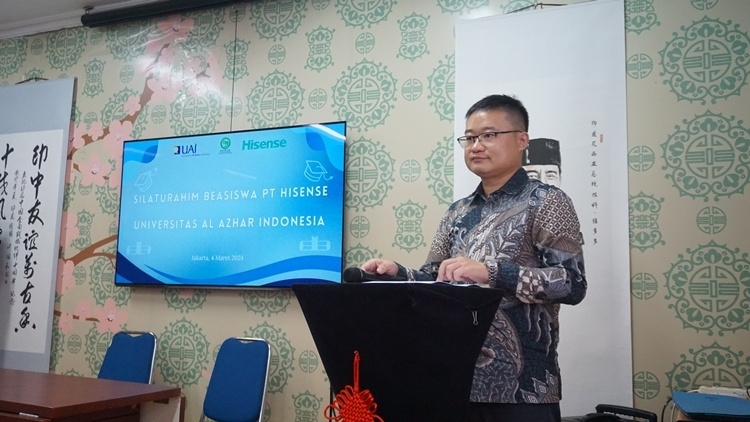 海信印尼公司總經(jīng)理李現(xiàn)委致辭。阿拉扎大學(xué)孔子學(xué)院供圖