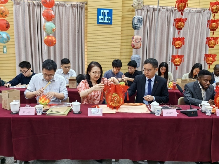 燈籠文化交流活動(dòng)現(xiàn)場(chǎng)。中建國(guó)際中西非公司供圖