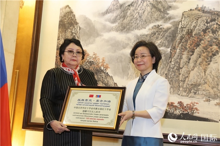 沈大使向?qū)殑跔柆敚ㄗ螅┟貢?shū)長(zhǎng)轉(zhuǎn)交捐款。人民網(wǎng)記者 霍文攝