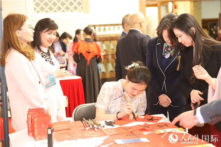 現(xiàn)場(chǎng)書(shū)法體驗(yàn)。人民網(wǎng)記者 霍文攝