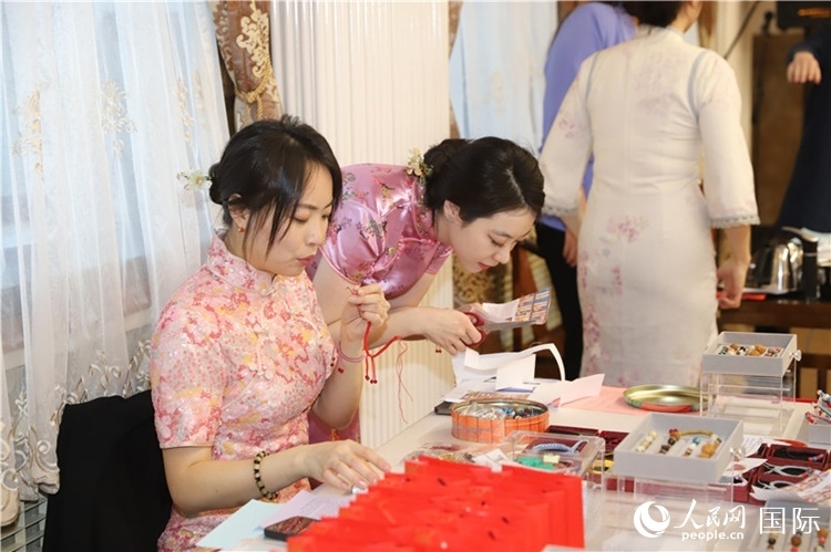 孔院教師展示剪紙。人民網(wǎng)記者 霍文攝