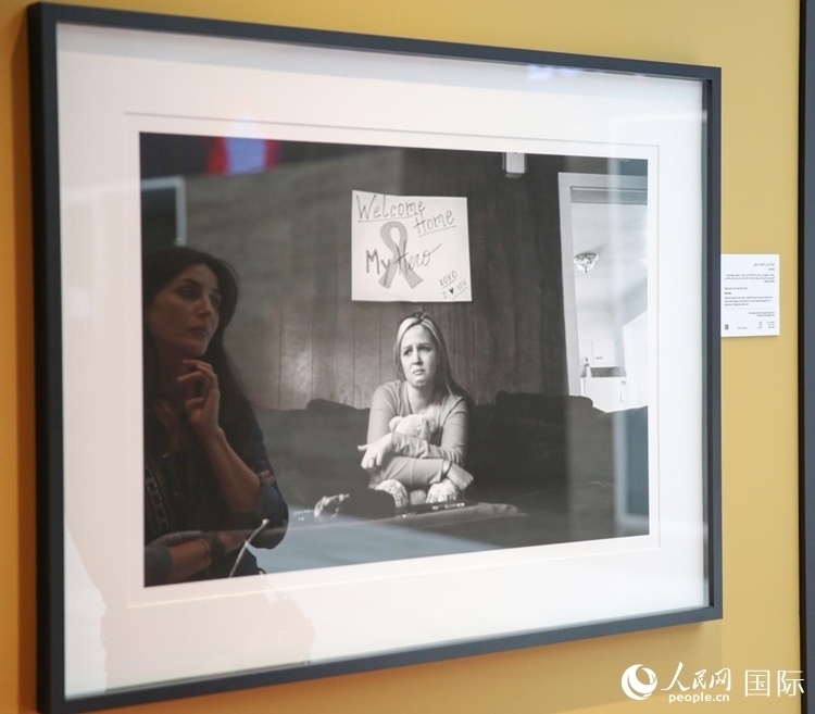 一名觀眾在觀賞攝影作品。人民網(wǎng)塔里克·易卜拉欣攝