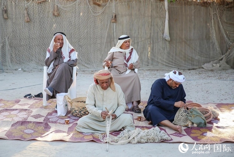 漁民演示制作漁網(wǎng)。人民網(wǎng) 塔里克·易卜拉欣攝