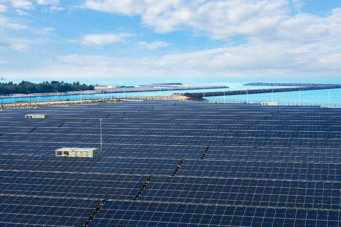 項(xiàng)目廣泛采用光伏補(bǔ)償發(fā)電系統(tǒng)，降低能源消耗。山東電建三公司供圖