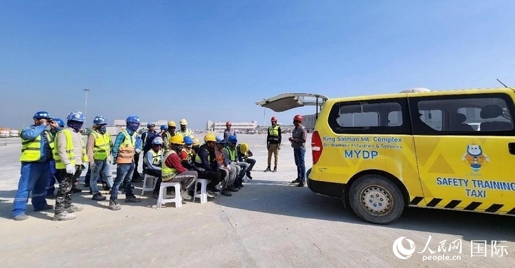 安全宣講出租車在現(xiàn)場播放安全視頻。人民網(wǎng)記者 管克江攝