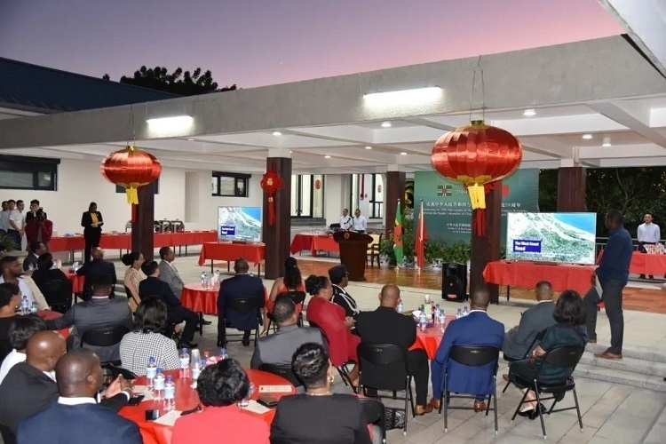 當(dāng)?shù)貢r(shí)間3月13日，慶祝中國(guó)與多米尼克建交20周年招待會(huì)在中國(guó)駐多大使館舉行。中國(guó)駐多米尼克大使館供圖