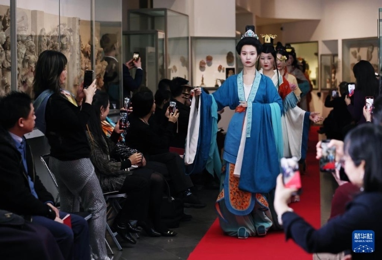 3月13日，在位于法國巴黎的吉美國立亞洲藝術(shù)博物館，模特展示敦煌復(fù)原服飾。新華社記者 高靜 攝