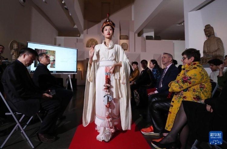 3月13日，在位于法國巴黎的吉美國立亞洲藝術(shù)博物館，模特展示敦煌復(fù)原服飾。新華社記者 高靜 攝