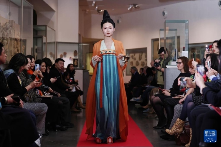 3月13日，在位于法國巴黎的吉美國立亞洲藝術(shù)博物館，模特展示敦煌復(fù)原服飾。新華社記者 高靜 攝