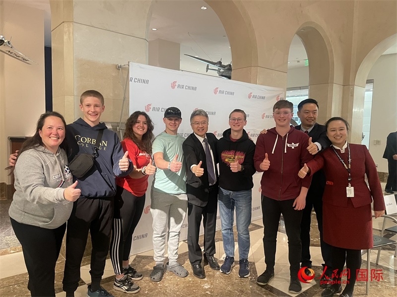 師生們出發(fā)前與國(guó)航工作人員合影留念。人民網(wǎng)記者 鄧圩攝