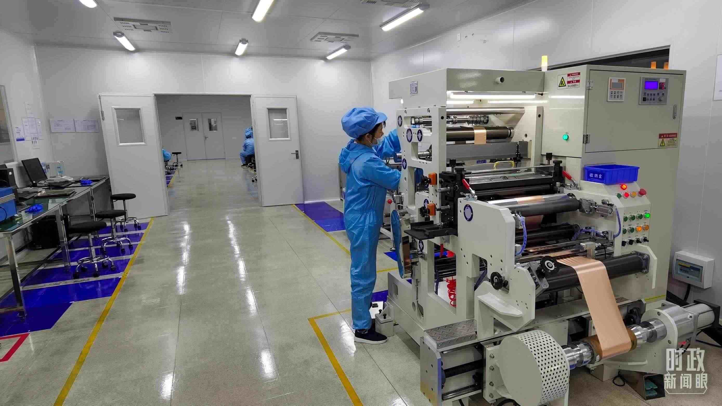 △企業(yè)員工將冷壓后的極片裁出規(guī)定尺寸，用于鋰電池制作。（總臺央視記者郭鴻拍攝）