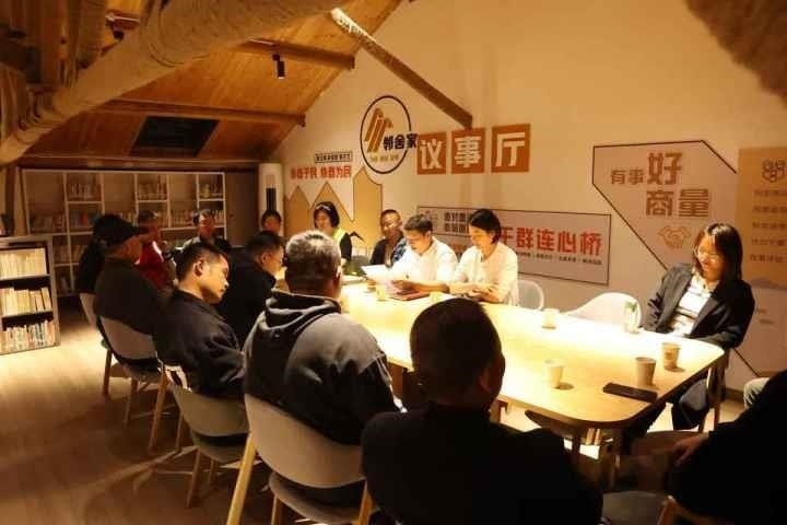 △浙江金華武義縣后陳村“鄰舍家”協(xié)商議事會(huì)討論舊村改造事宜。