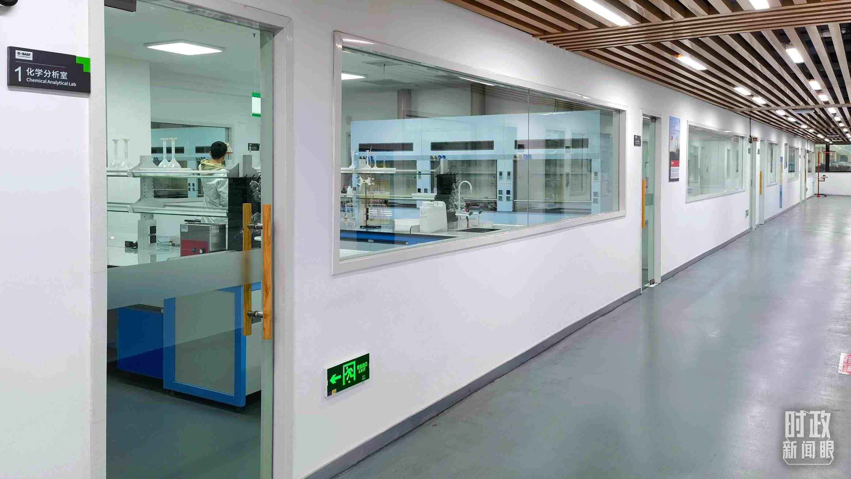 △巴斯夫杉杉電池材料有限公司化學(xué)分析室。（總臺央視記者石丞拍攝）