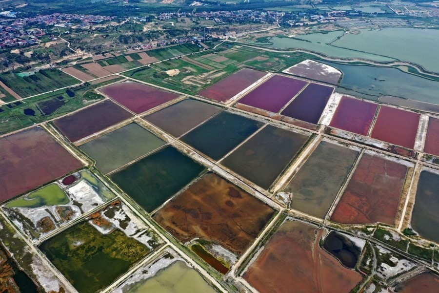 這是2023年7月11日拍攝的山西運(yùn)城鹽湖一角（無(wú)人機(jī)照片）。按照“生態(tài)優(yōu)先、保護(hù)為主、適度開發(fā)”的原則，2020年9月，運(yùn)城市全面停止鹽湖范圍內(nèi)的工業(yè)生產(chǎn)活動(dòng)。近年來(lái)，千年鹽湖正在向生態(tài)保護(hù)、風(fēng)貌重塑、產(chǎn)業(yè)轉(zhuǎn)型、全域旅游的“綠色發(fā)展”轉(zhuǎn)變。