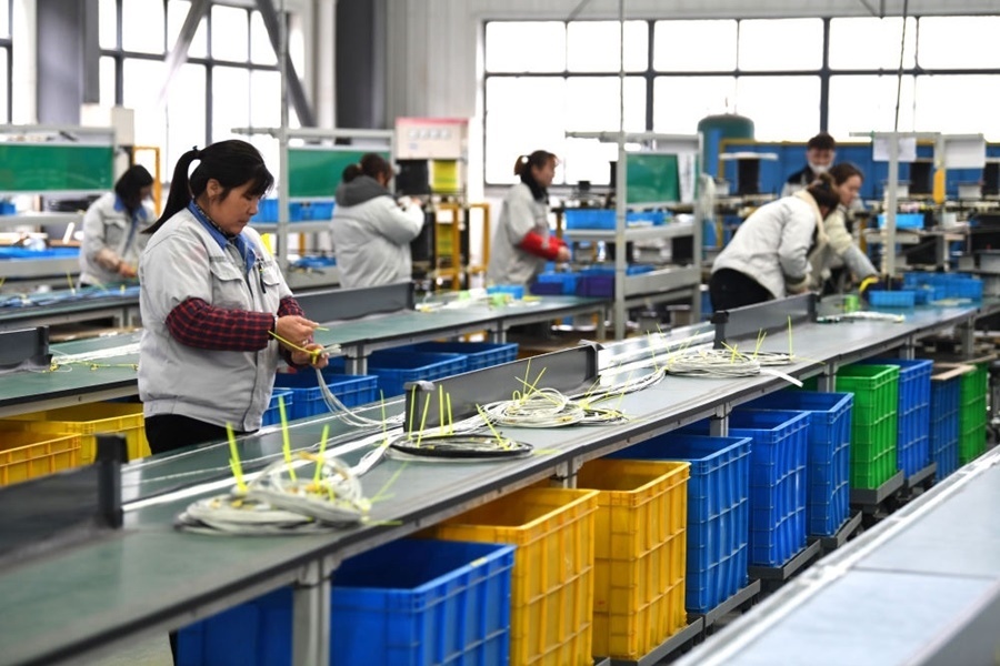 2022年2月16日，工作人員在安徽省滁州市汊河軌道交通裝備產(chǎn)業(yè)園的一家軌道交通裝備企業(yè)生產(chǎn)線上忙碌。安徽省滁州市來(lái)安縣汊河鎮(zhèn)地處皖蘇交界，緊鄰南京市江北新區(qū)。近年來(lái)，來(lái)安縣成為承接南京產(chǎn)業(yè)轉(zhuǎn)移的前沿陣地，汊河這個(gè)曾經(jīng)的傳統(tǒng)農(nóng)業(yè)小鎮(zhèn)緊抓機(jī)遇，開始深度融入長(zhǎng)三角，參與產(chǎn)業(yè)協(xié)作分工。產(chǎn)業(yè)園吸引了越來(lái)越多長(zhǎng)三角地區(qū)軌道交通企業(yè)入駐，形成了鐵路客車、城際軌道零部件研發(fā)、生產(chǎn)、銷售的產(chǎn)業(yè)集群。