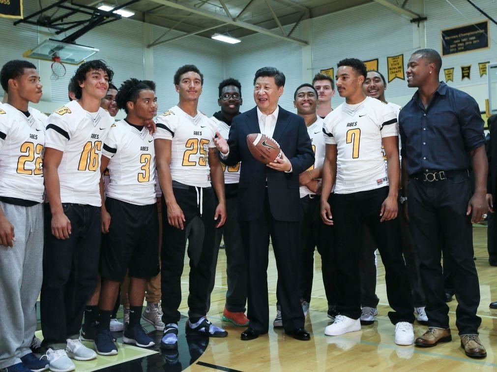 2015年9月23日，國家主席習近平參觀美國塔科馬市林肯中學。這是習近平在學校體育館，同上橄欖球訓練課的學生們親切交談。新華社記者 蘭紅光 攝