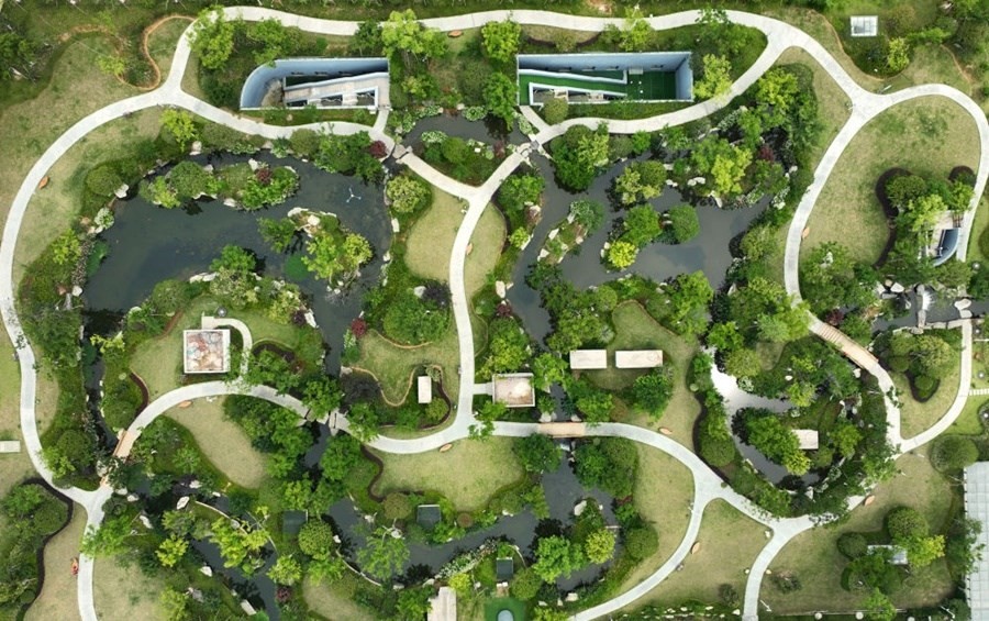 這是2023年6月15日拍攝的以“地上花園+地下治污”設(shè)計(jì)理念建設(shè)的九江市雙溪公園（無(wú)人機(jī)照片）。近年來(lái)，江西省九江市啟動(dòng)中心城區(qū)水環(huán)境綜合整治工程，通過(guò)地下污水治理、岸線生態(tài)修復(fù)、興建“公園式”污水處理廠、城市智慧管網(wǎng)管控等措施，改善水環(huán)境，城市面貌煥然一新。