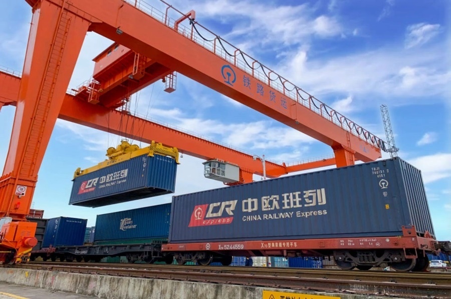 2022年4月29日，在鐵路合肥北站物流基地集裝箱作業(yè)區(qū)，龍門吊吊裝準(zhǔn)備發(fā)運(yùn)的中歐班列集裝箱。