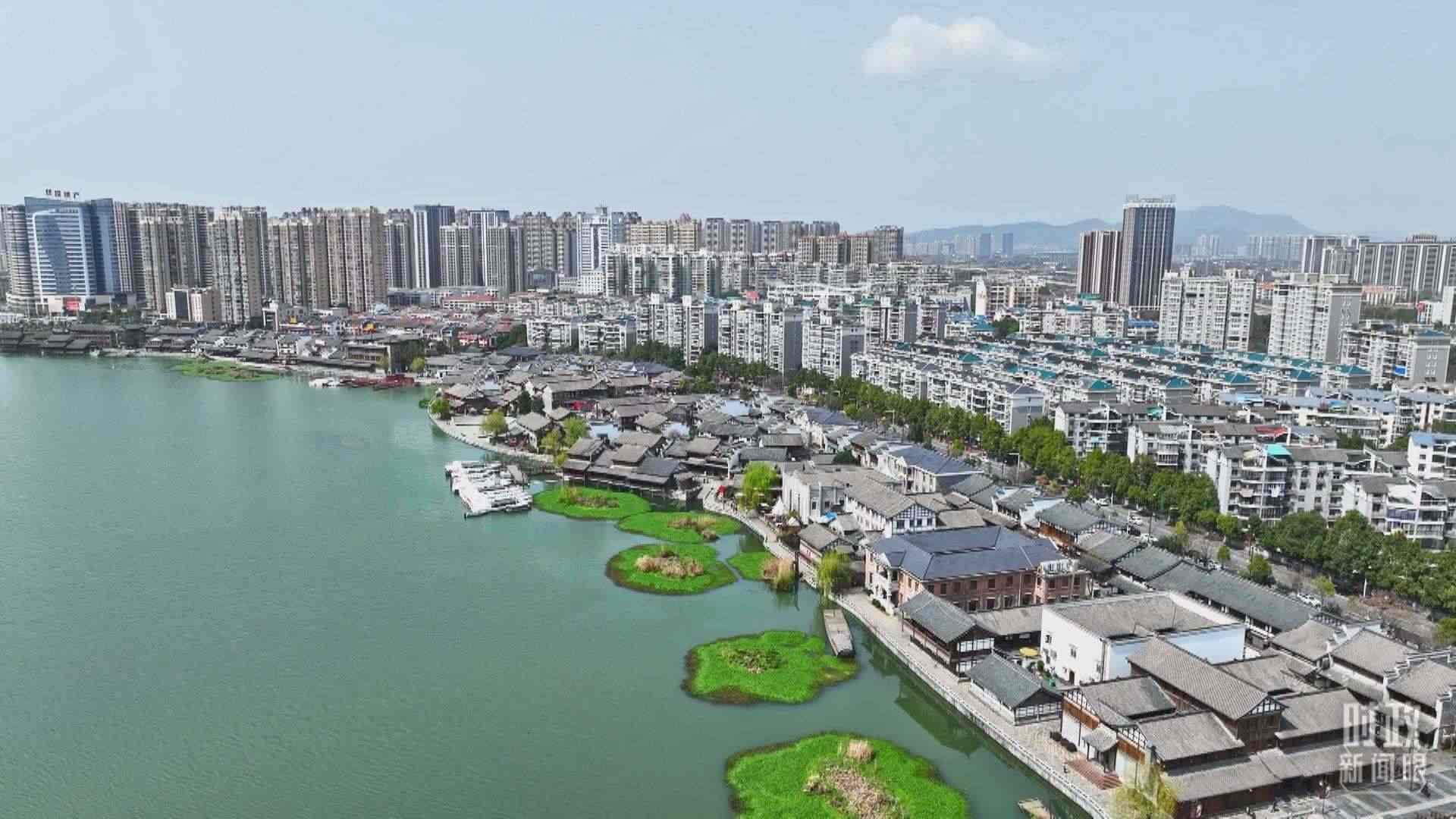 △沅江江畔，常德河街與現(xiàn)代建筑交相輝映。（總臺央視記者范凱拍攝）