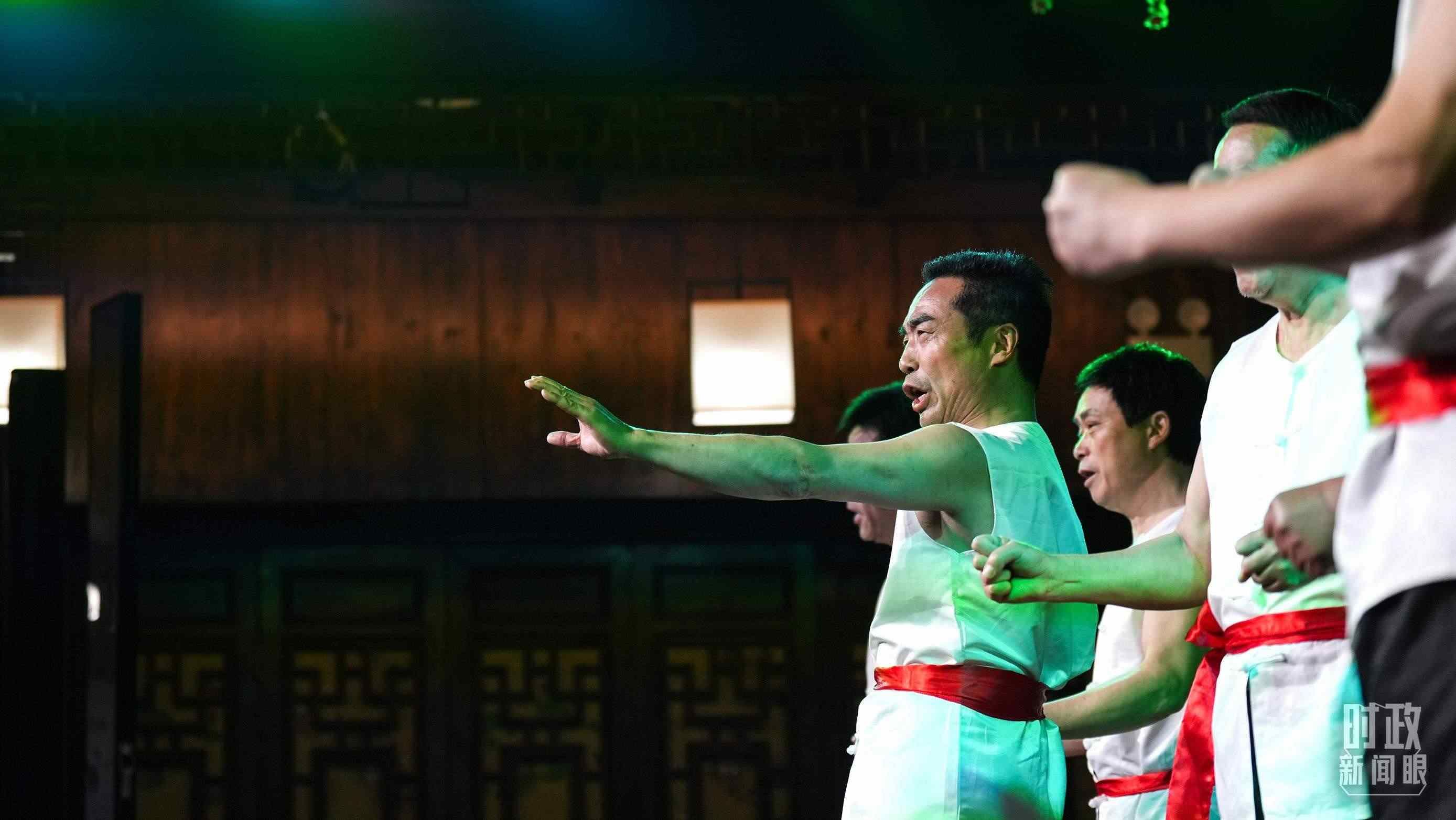 △常德河街，鴛鴦走馬樓上演常德高腔《穆桂英掛帥》和澧水船工號子。（總臺央視記者許永松、國廣記者李晉拍攝）