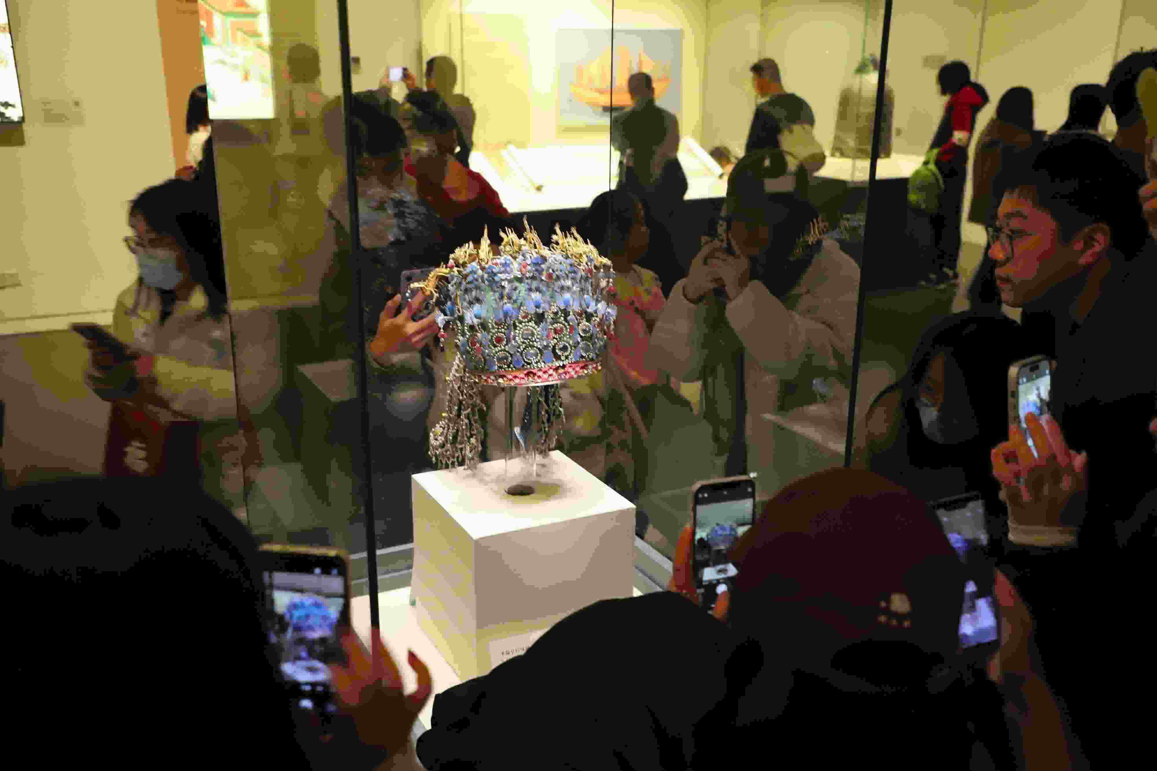 △ 2024年3月9日，北京，中國國家博物館，來自天南海北的游客在參觀藏品。
