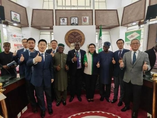 3月21日，與會嘉賓在首屆拉各斯論壇現(xiàn)場合影留念。（圖片由中國駐拉各斯總領(lǐng)事館提供）