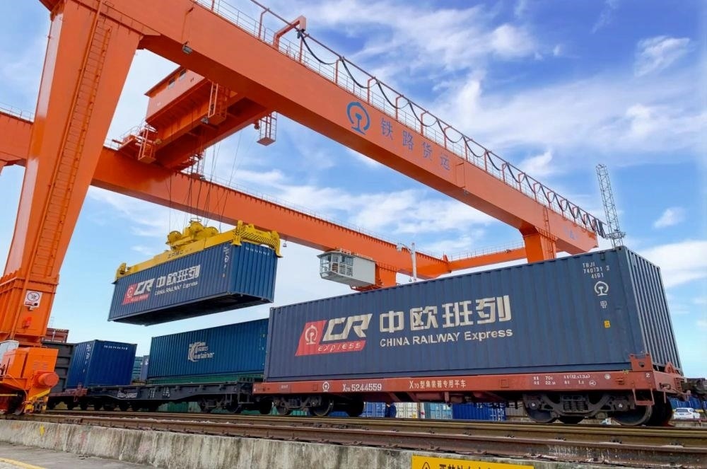 △2022年4月29日，在安徽合肥北站物流基地集裝箱作業(yè)區(qū)，準備發(fā)運的中歐班列集裝箱。
